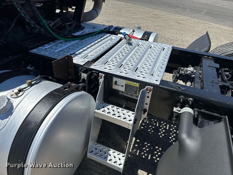 image for item DH8676 2017 Mack CXU613 semi truck