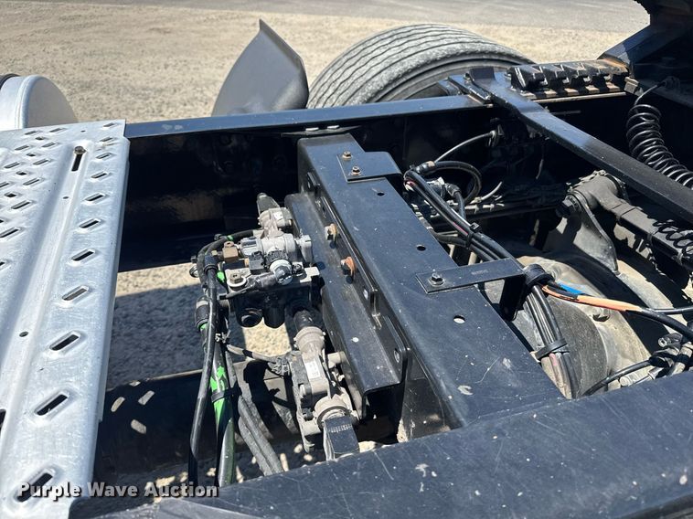 image for item DH8676 2017 Mack CXU613 semi truck