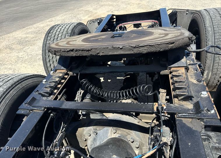 image for item DH8676 2017 Mack CXU613 semi truck