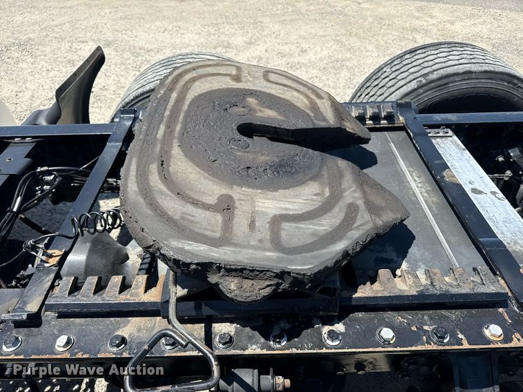 image for item DH8676 2017 Mack CXU613 semi truck