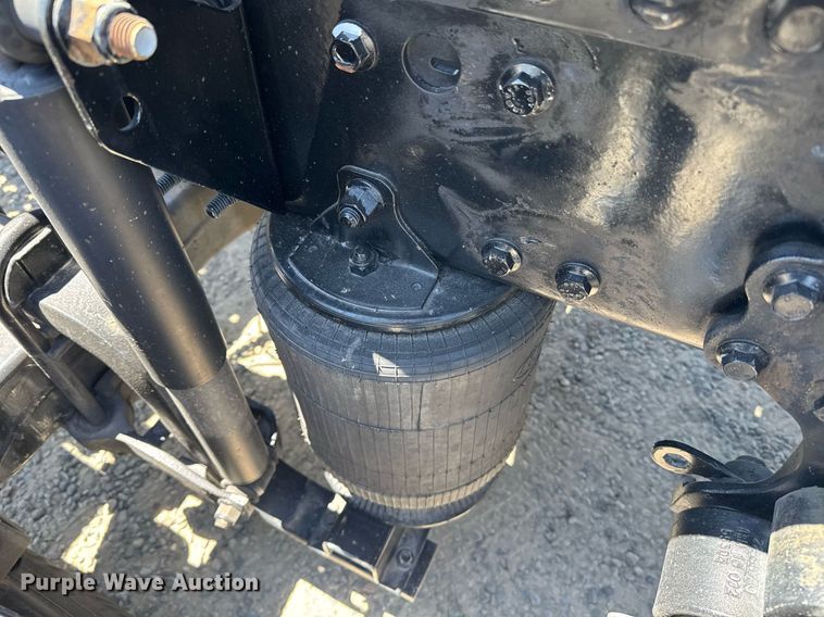 image for item DH8676 2017 Mack CXU613 semi truck