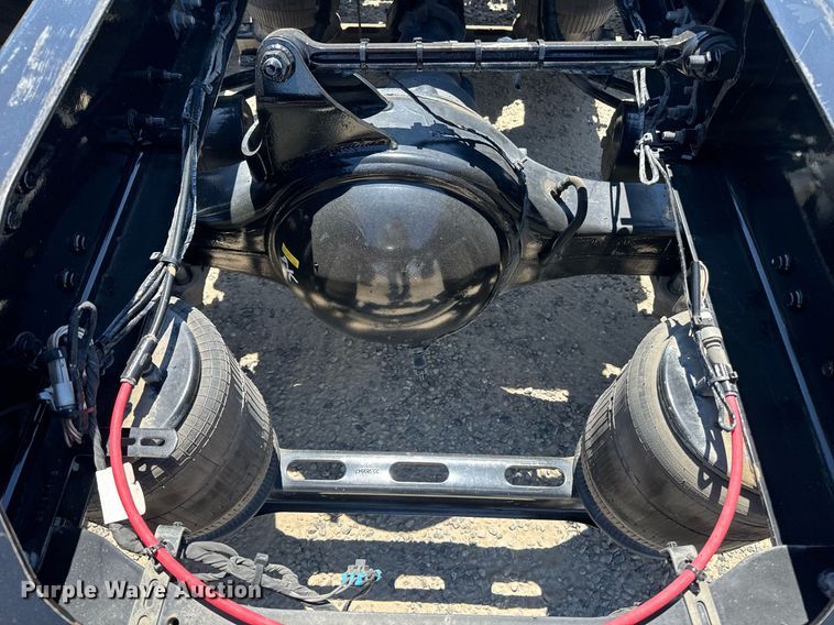 image for item DH8676 2017 Mack CXU613 semi truck