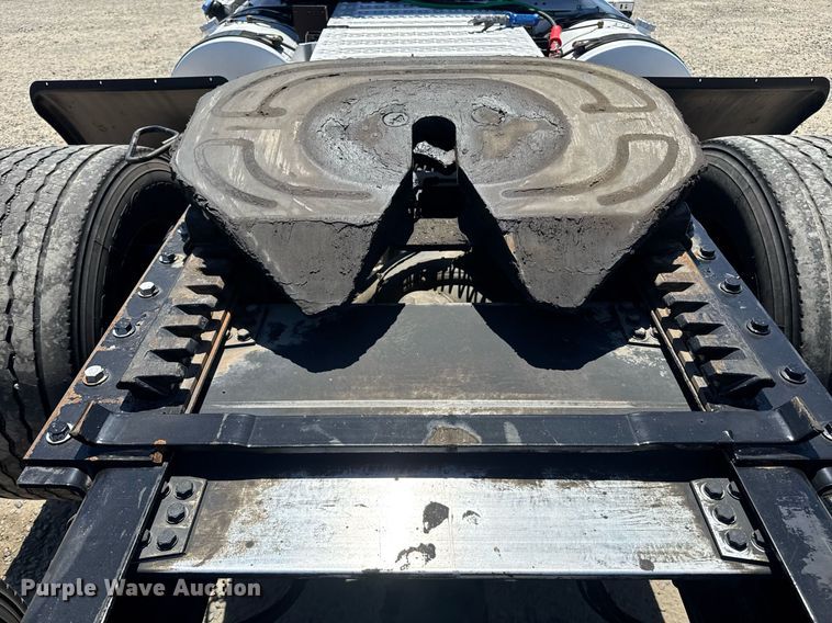 image for item DH8676 2017 Mack CXU613 semi truck