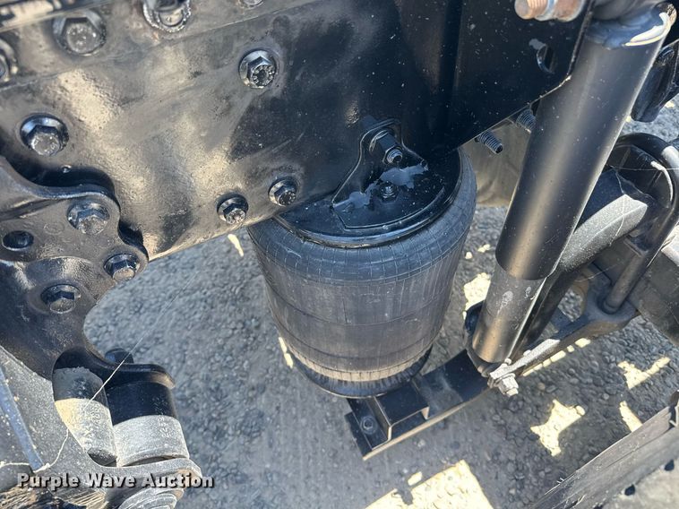 image for item DH8676 2017 Mack CXU613 semi truck