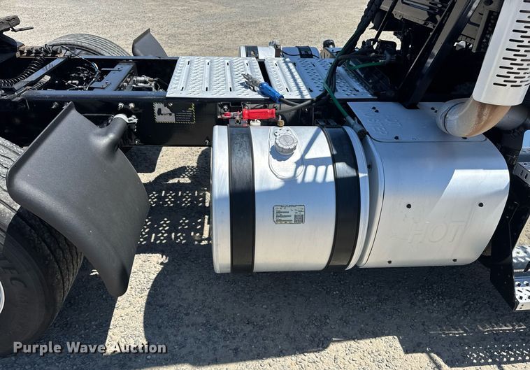 image for item DH8676 2017 Mack CXU613 semi truck