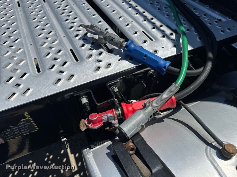 image for item DH8676 2017 Mack CXU613 semi truck