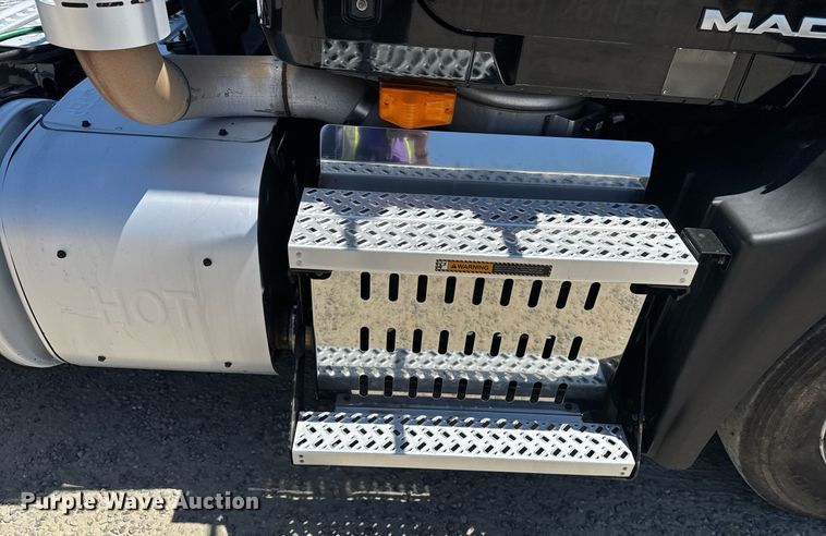 image for item DH8676 2017 Mack CXU613 semi truck