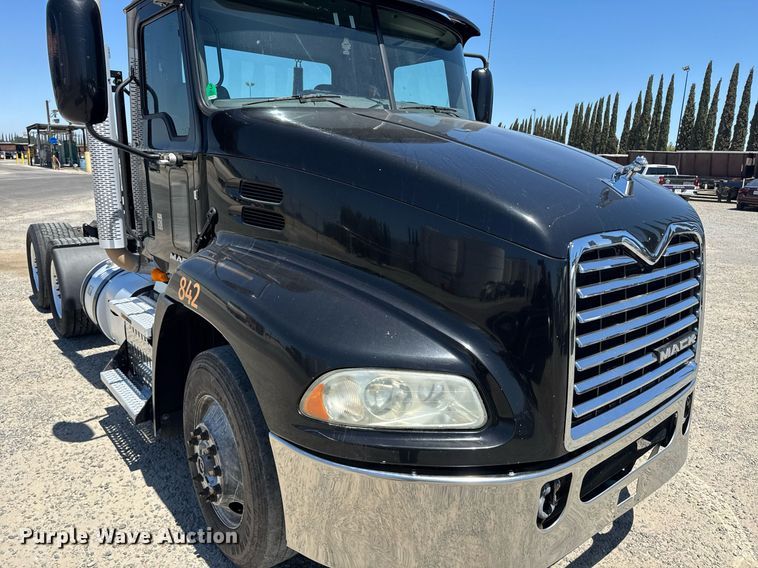 image for item DH8676 2017 Mack CXU613 semi truck