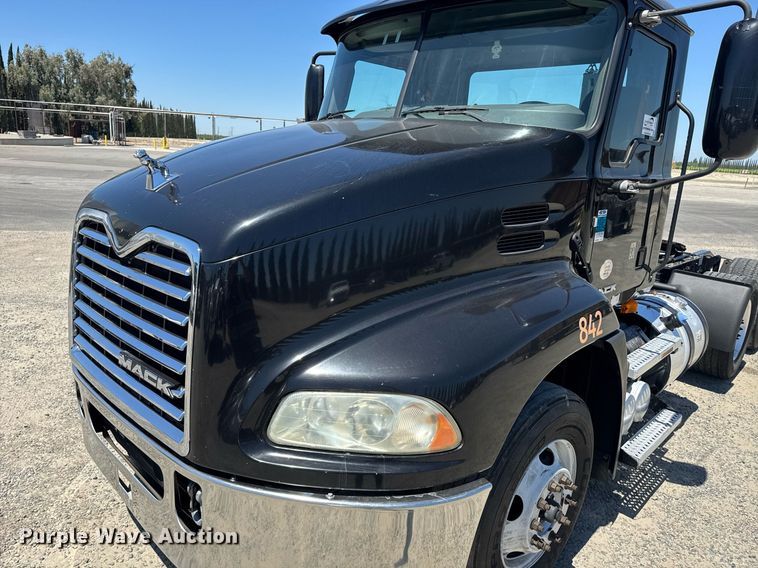 image for item DH8676 2017 Mack CXU613 semi truck