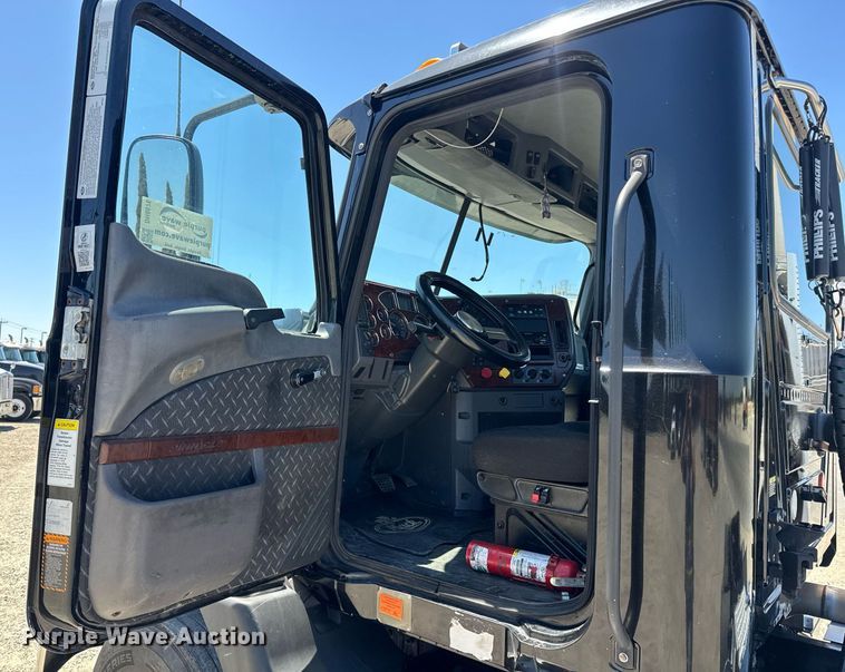 image for item DH8676 2017 Mack CXU613 semi truck