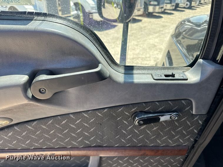 image for item DH8676 2017 Mack CXU613 semi truck