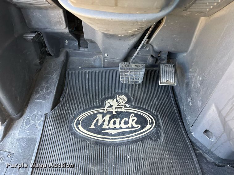 image for item DH8676 2017 Mack CXU613 semi truck