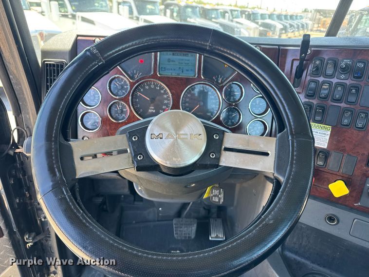 image for item DH8676 2017 Mack CXU613 semi truck