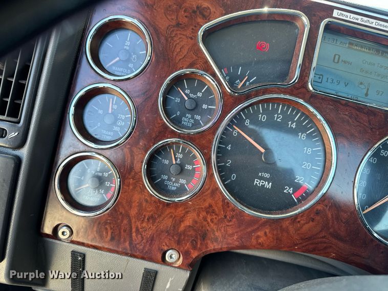 image for item DH8676 2017 Mack CXU613 semi truck