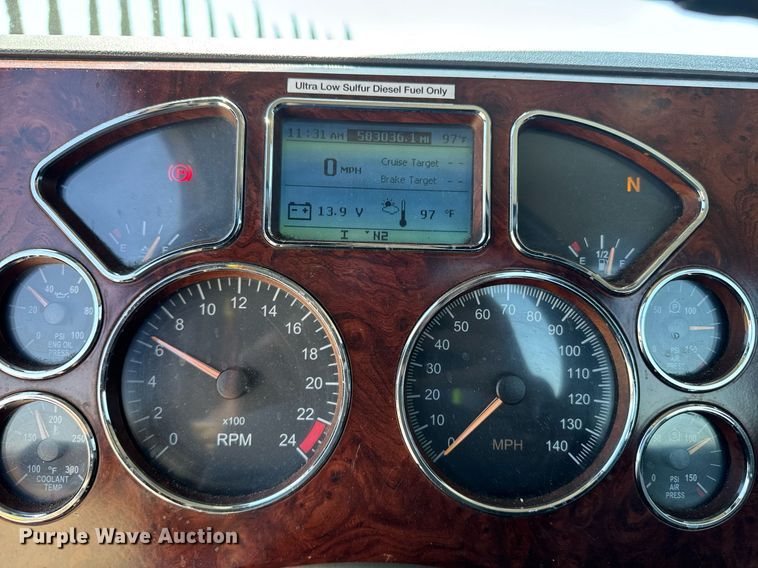 image for item DH8676 2017 Mack CXU613 semi truck