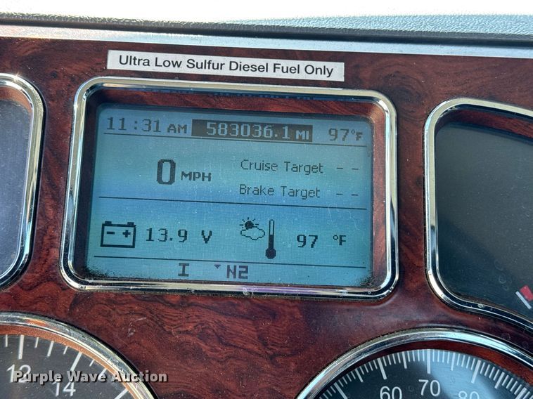 image for item DH8676 2017 Mack CXU613 semi truck