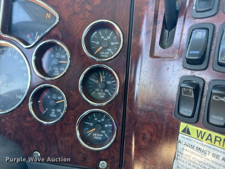 image for item DH8676 2017 Mack CXU613 semi truck