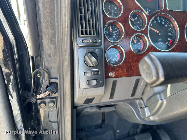 image for item DH8676 2017 Mack CXU613 semi truck