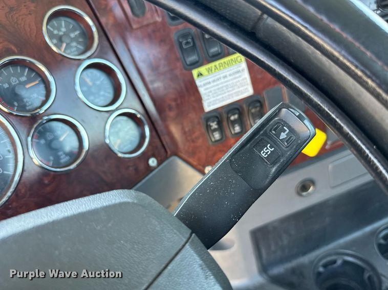 image for item DH8676 2017 Mack CXU613 semi truck