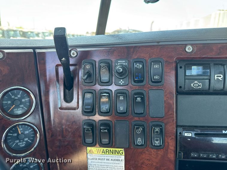 image for item DH8676 2017 Mack CXU613 semi truck