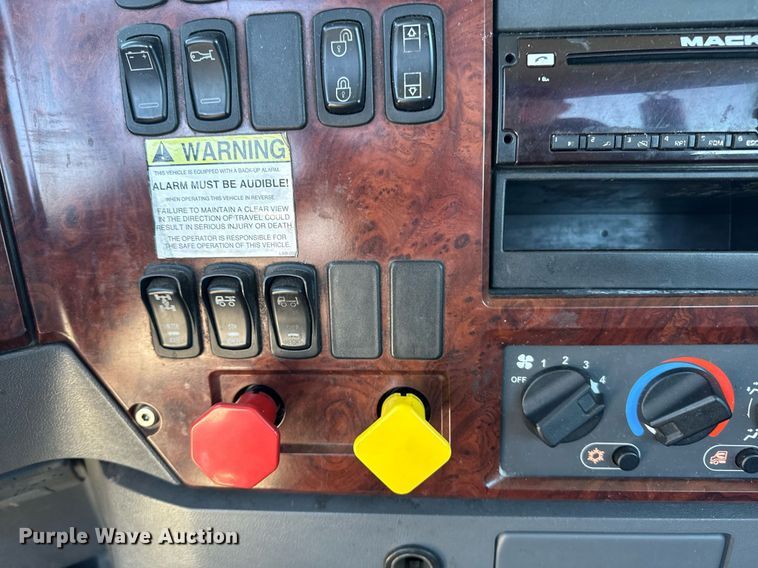 image for item DH8676 2017 Mack CXU613 semi truck