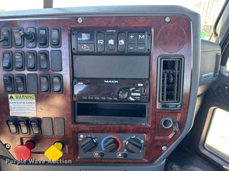 image for item DH8676 2017 Mack CXU613 semi truck