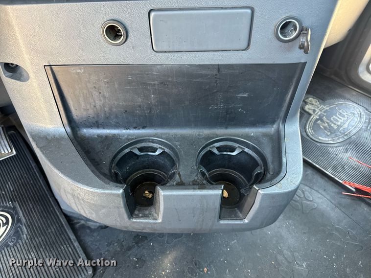 image for item DH8676 2017 Mack CXU613 semi truck