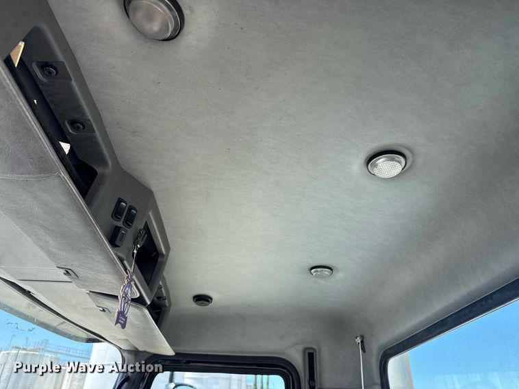 image for item DH8676 2017 Mack CXU613 semi truck