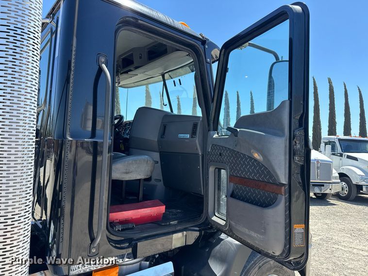 image for item DH8676 2017 Mack CXU613 semi truck