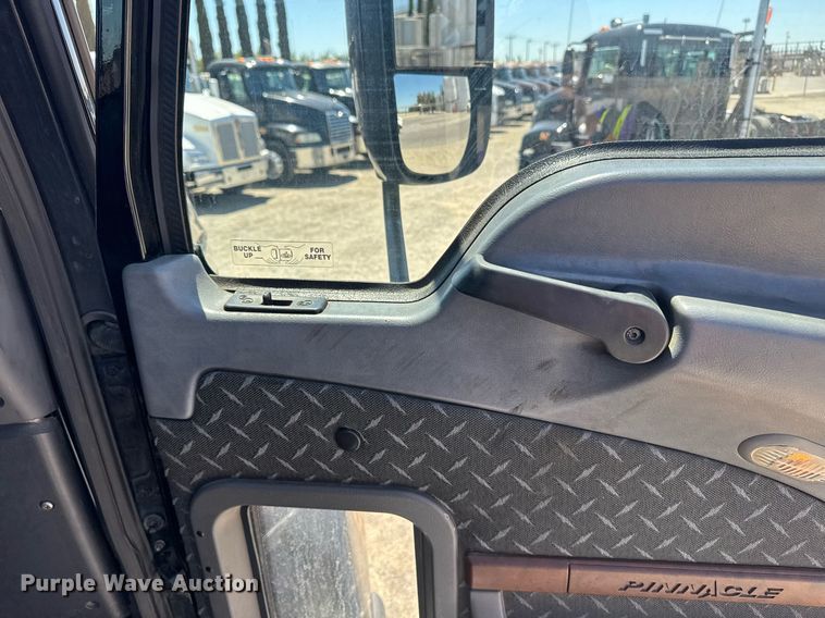 image for item DH8676 2017 Mack CXU613 semi truck