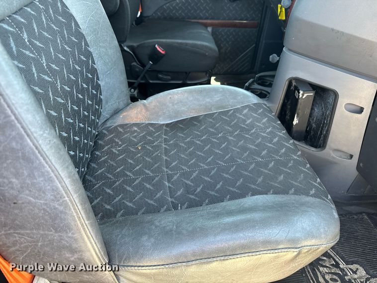 image for item DH8676 2017 Mack CXU613 semi truck