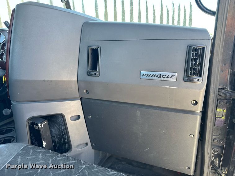 image for item DH8676 2017 Mack CXU613 semi truck