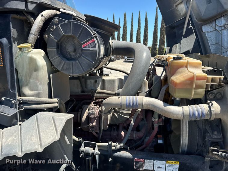 image for item DH8676 2017 Mack CXU613 semi truck