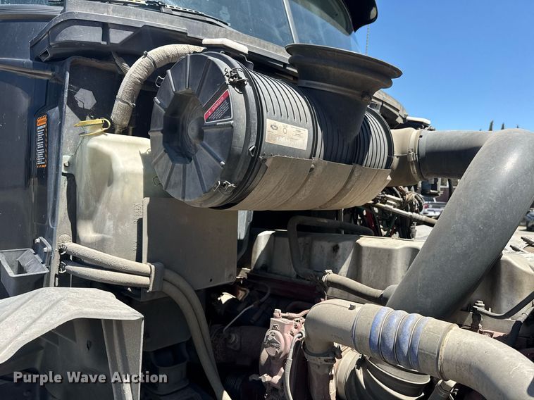 image for item DH8676 2017 Mack CXU613 semi truck