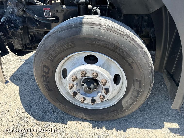 image for item DH8676 2017 Mack CXU613 semi truck