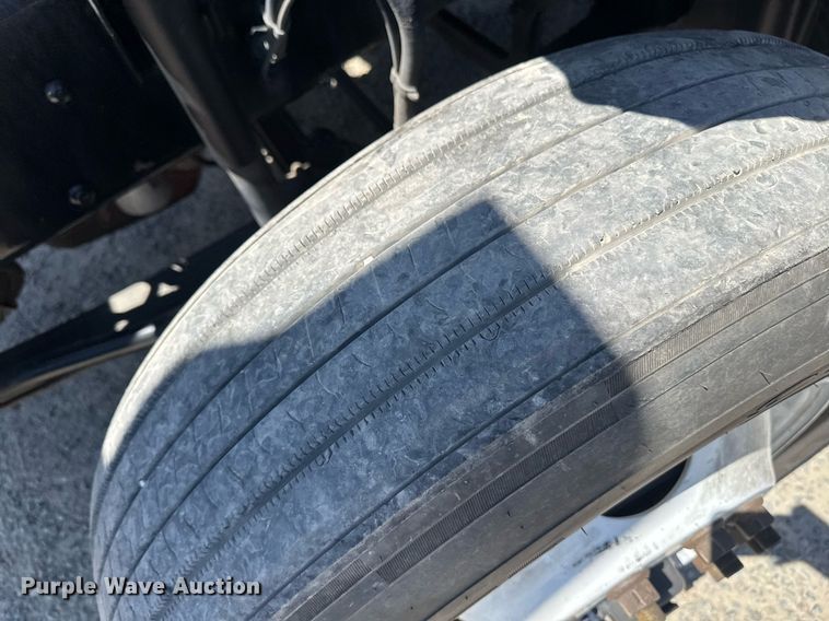 image for item DH8676 2017 Mack CXU613 semi truck