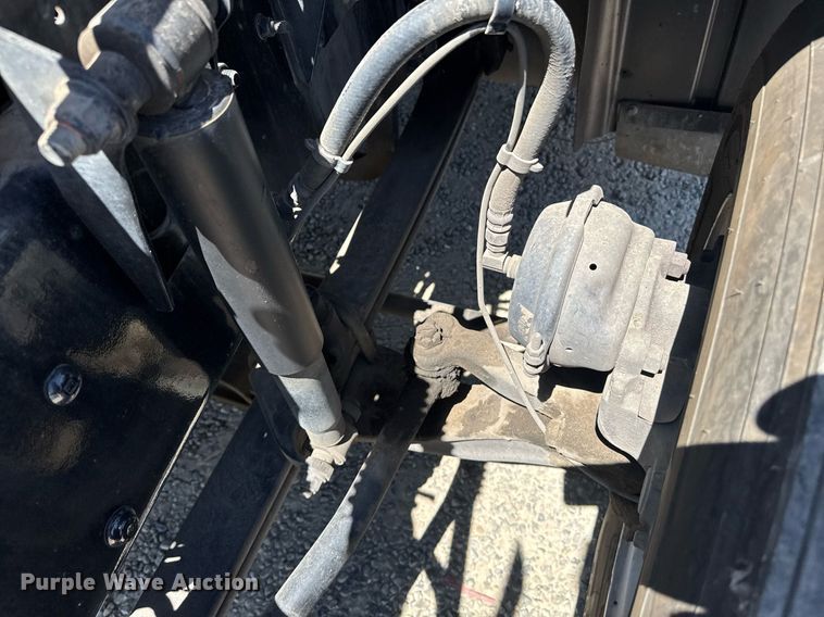 image for item DH8676 2017 Mack CXU613 semi truck