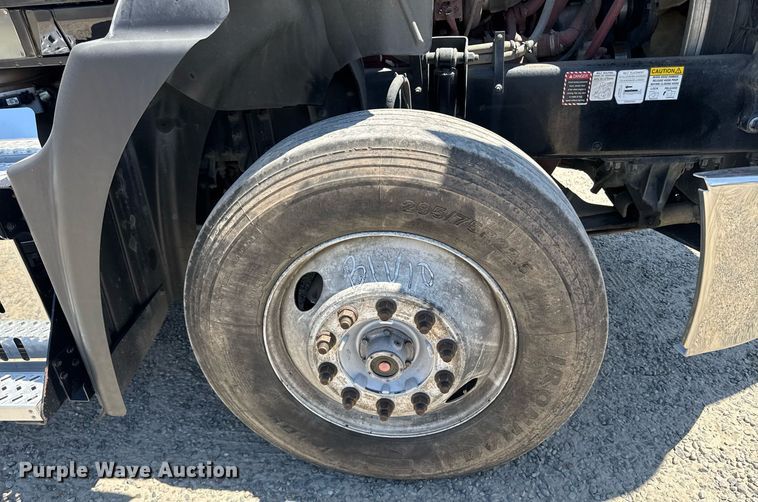 image for item DH8676 2017 Mack CXU613 semi truck