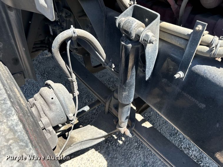 image for item DH8676 2017 Mack CXU613 semi truck