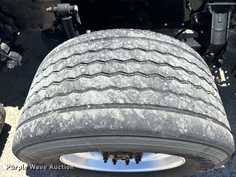 image for item DH8676 2017 Mack CXU613 semi truck