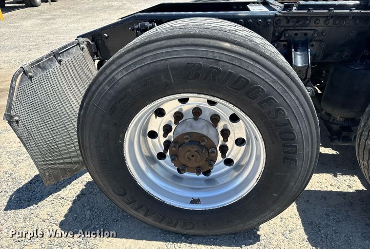 image for item DH8676 2017 Mack CXU613 semi truck