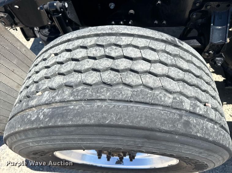 image for item DH8676 2017 Mack CXU613 semi truck