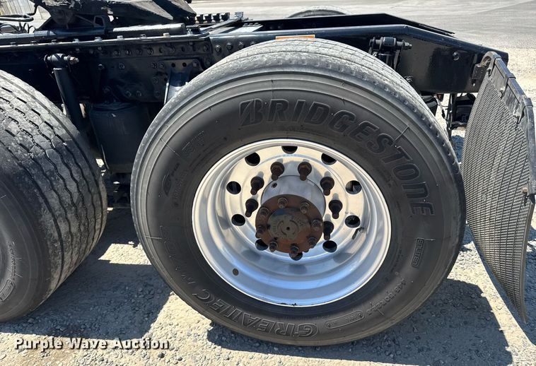 image for item DH8676 2017 Mack CXU613 semi truck