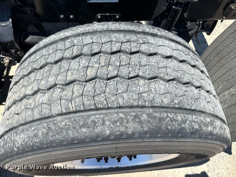 image for item DH8676 2017 Mack CXU613 semi truck