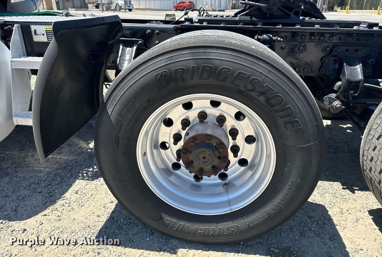 image for item DH8676 2017 Mack CXU613 semi truck