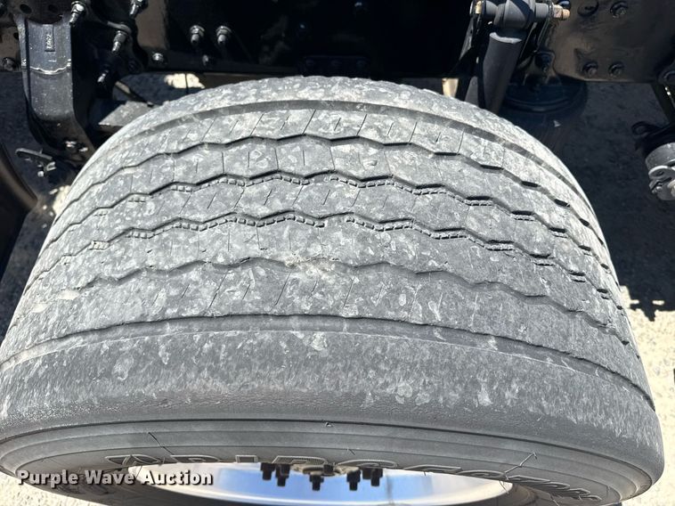 image for item DH8676 2017 Mack CXU613 semi truck