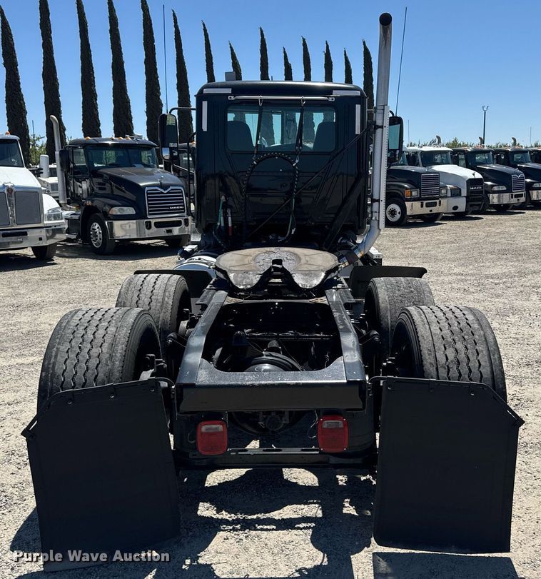 image for item DH8677 2018 Mack CXU613 semi truck