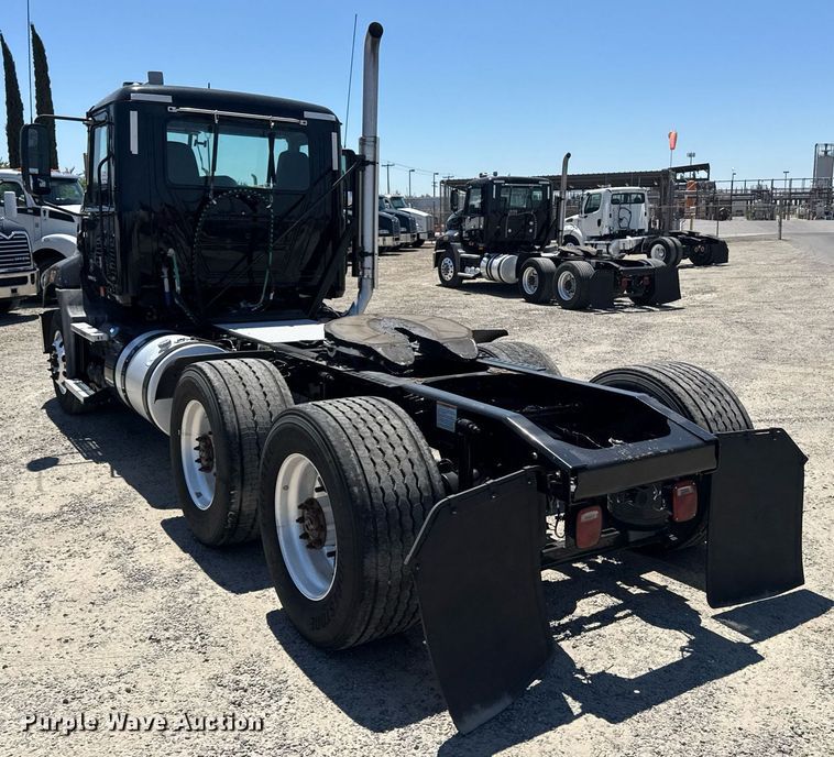 image for item DH8677 2018 Mack CXU613 semi truck