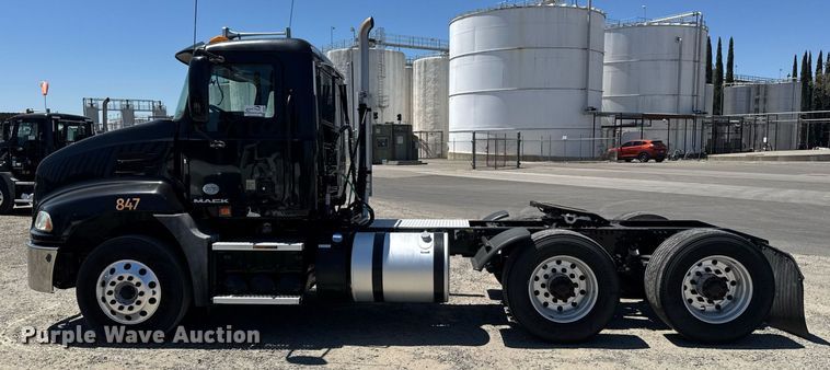 image for item DH8677 2018 Mack CXU613 semi truck