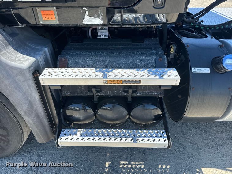 image for item DH8677 2018 Mack CXU613 semi truck